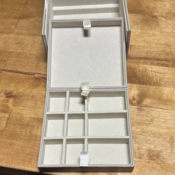 Brighton Cream Jewelry Organizer with Brighton DustBag - Picture 5 of 9